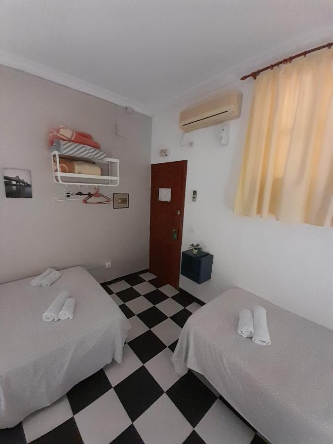 Pension Hidalgo 2 Utrera Bagian luar foto