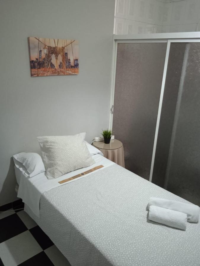 Pension Hidalgo 2 Utrera Bagian luar foto